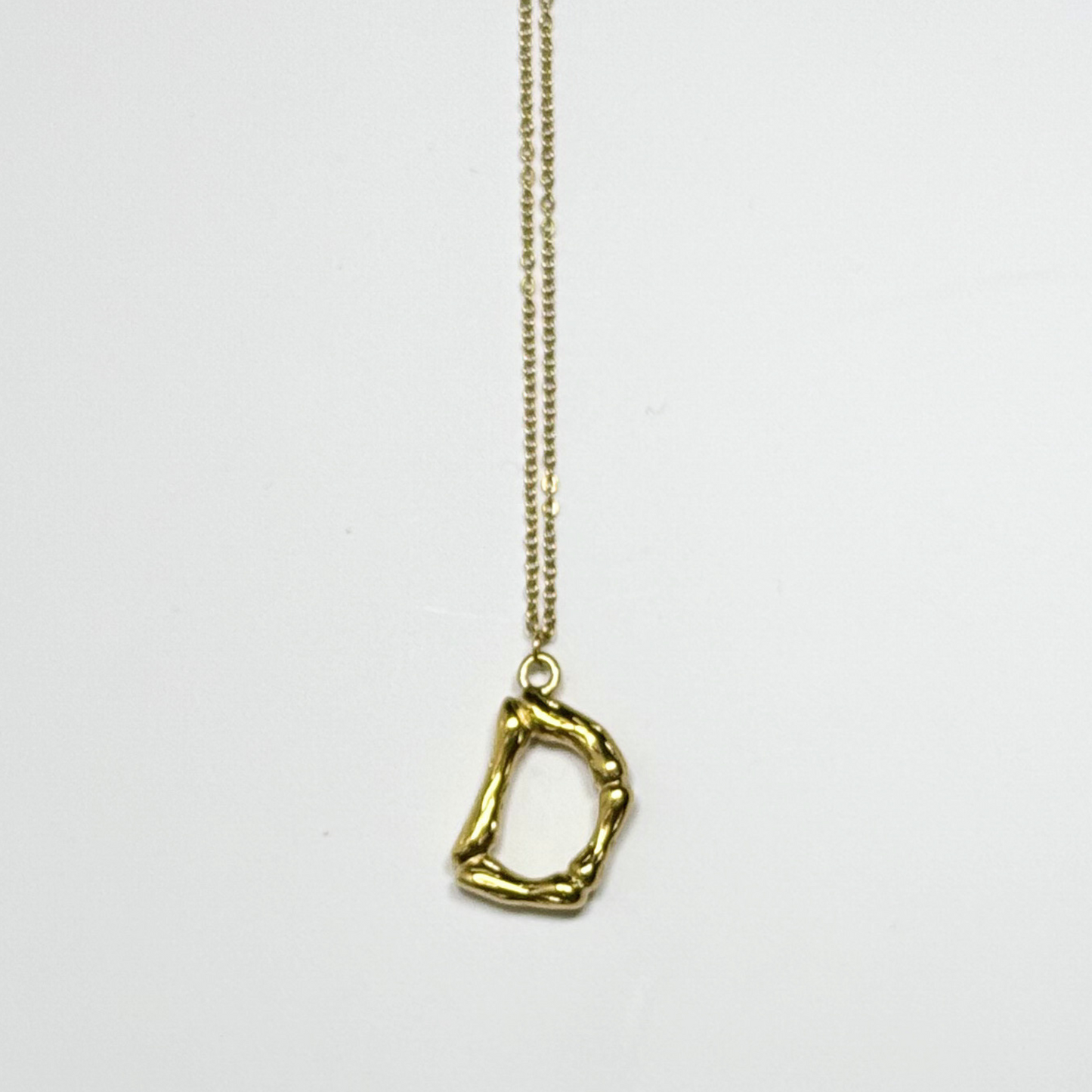Collana iniziale Victoria - D in oro