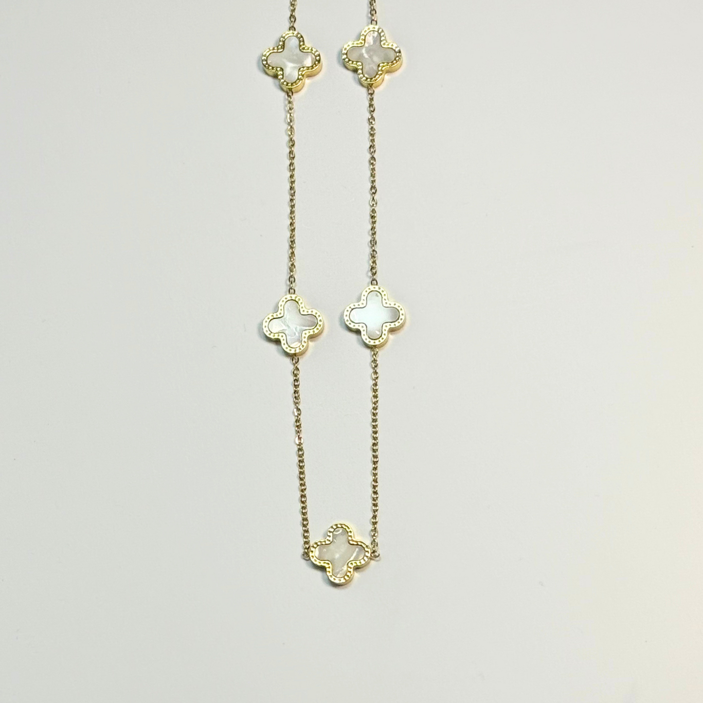 Collana di trifogli bianchi