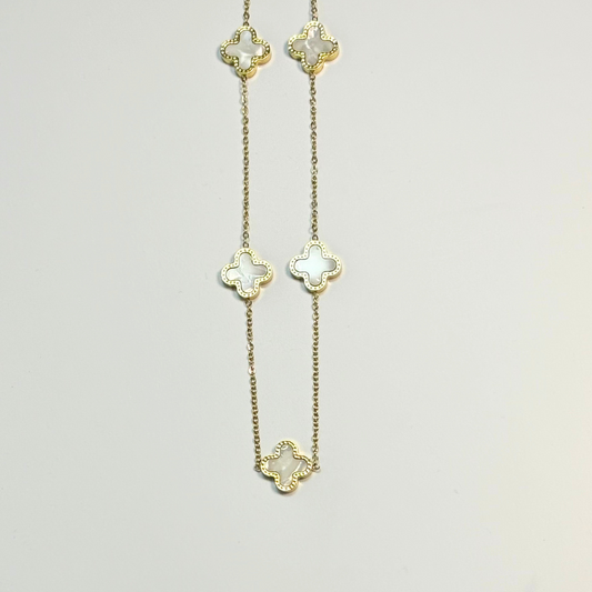 Collana di trifogli bianchi